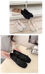 Detailansicht von atmungsaktiven Mesh-Mary-Jane-Schuhen mit Schleifendekoration in mehreren Farben.