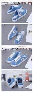 Múltiples vistas de zuecos de lona denim azul con cordones blancos y bordes deshilachados