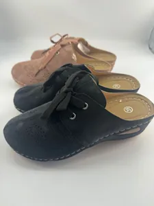 Sabots à talons compensés pour femmes en noir et marron avec détails découpés au laser