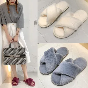 Chaussons d'intérieur chauds en fausse fourrure avec brides croisées et semelle antidérapante