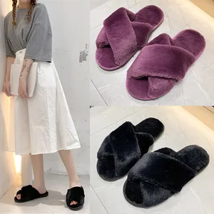 Chaussons d'intérieur confortables en fausse fourrure avec semelle antidérapante.