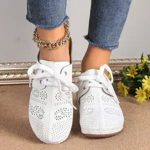 Élégantes chaussures compensées blanches pour femmes avec motif découpé au laser et lacets