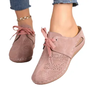 Mules à talons compensés roses pour femmes avec lacets et motifs ajourés décoratifs