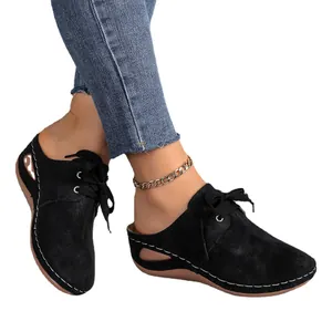 Mules compensées noires pour femmes avec surpiqûres blanches contrastées et lacets