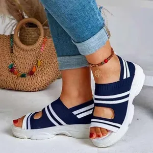 Leichte marineblau und weiß gestreifte Fly-Knit Keilsandalen für Damen im Sommer