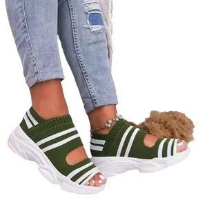 Grüne Flyknit-Keilsandalen für Damen mit weißen Streifen und dicker Plateausohle