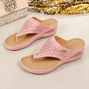 Eleganti sandali infradito con zeppa rosa con motivi traforati al laser e strass.
