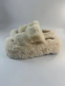 Detaillierte Nahaufnahme von 7 cm Plateau-Hausschuhen aus Kunstpelz mit Keilsohle für Herbst