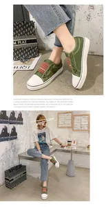 Detalle de zapatillas de lona verde sin cordones con bandas elásticas de colores
