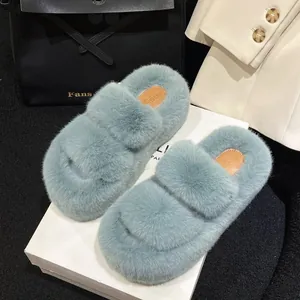 Detailansicht der stylischen 7cm Plateau Kunstpelz Hausschuhe für Damen in Mintgrün
