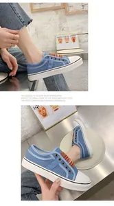 Detalle que muestra el perfil lateral y la banda elástica de estos zapatos de lona