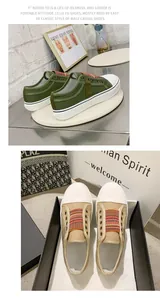 Primer plano de zapatillas casuales de lona con correa elástica arcoíris y suelas planas.