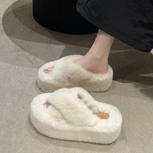 Detailansicht beiger flauschiger Plateauschuhe mit Kreuzriemen und 7 cm Keilabsatz.