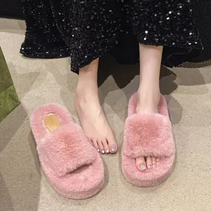 Nahaufnahme der rosa flauschigen 7cm Plateau-Hausschuhe mit Kunstfell-Textur
