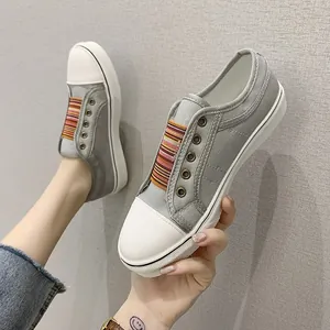 Graue flache Canvas-Schuhe für Damen mit Regenbogen-Gummiband und weißer runder Kappe