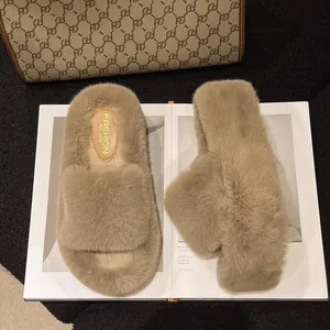 Modische plüschige Plateau-Hausschuhe in Beige mit einer bequemen 7 cm hohen Keilsohle