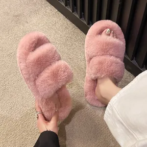 Detailansicht modischer pinker Pelz-Hausschuhe mit einer 7 cm dicken Plateausohle