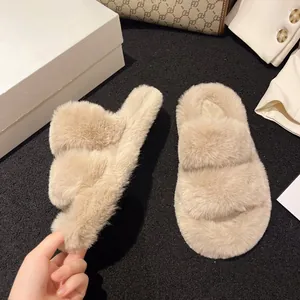 Detailansicht von 7cm Plateau-Plüschhausschuhen mit weicher Textur in elegantem Beige