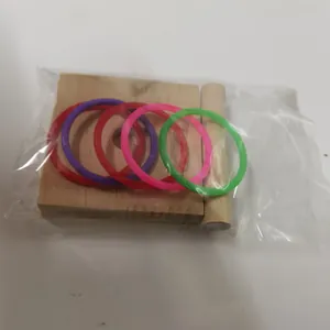 Papegaai intelligentiespeelgoed met gekleurde ringen en houten basis in verpakking