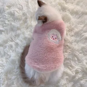 Détail d'un gilet en peluche rose pour chat avec un joli écusson brodé en forme de mouton.