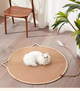 Große Kratzmatte aus Sisal in Katzenkopfform auf einem natürlichen Holzboden
