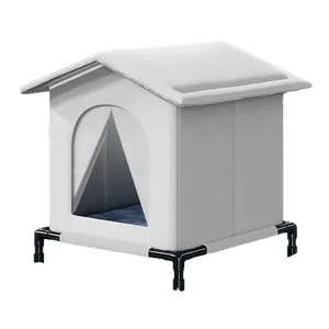 Casa impermeable para gatos de exterior con marco negro elevado para el invierno.
