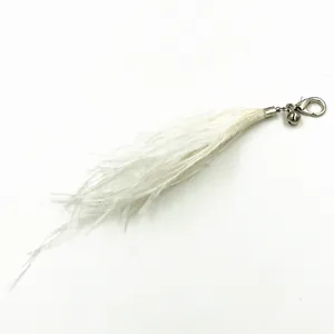 Detail eines flauschigen weißen Feder-Katzen-Spielzeugs mit silbernem Karabiner und Glöckchen
