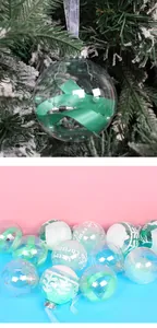 Detailweergave van transparante PET kerstballen met lint en parelvulling