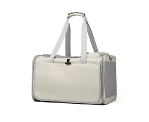 Vista lateral de un bolso transportador plegable crema para mascotas con malla gris