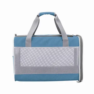 Detalle lateral de bolsa transportadora azul para mascotas con malla ventilada