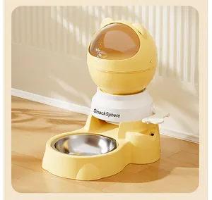 Gros plan sur le distributeur de nourriture SnackSphere pour chats en jaune et blanc
