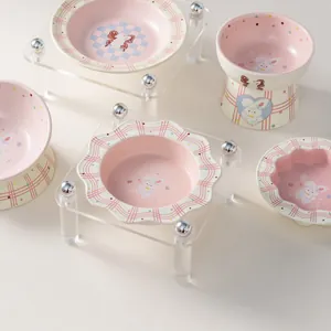 Elegante set di ciotole in ceramica rosa per animali con motivi di coniglio e supporti