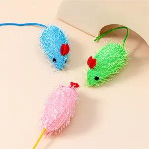 Vue détaillée de trois jouets pour chat en forme de souris colorée avec texture douce