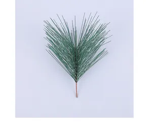 Vue détaillée d'un brin de branche de pin artificiel pour décoration de Noël.