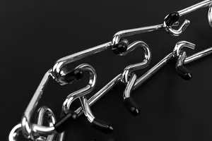 Makroansicht eines Hundetrainings-Halsbandes aus Metall mit schwarzen Gummischutzkappen
