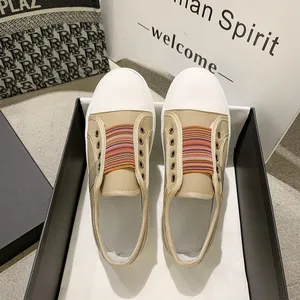Lässige khakifarbene Canvas-Slipper mit runder Zehenpartie und bunten Gummibändern für Damen
