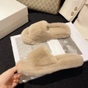 Detailansicht von beigen 7 cm Plateau-Plüschhausschuhen mit modischem Keilabsatzdesign