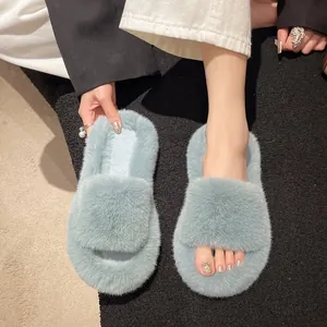 Detaillierte Nahaufnahme der weichen blauen Kunstfell-Textur der 7 cm Plateau-Slipper