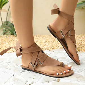 Detailansicht brauner Römersandalen aus Wildlederimitat mit Metallschnallen und eleganten Bändern