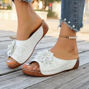 Elegant white flower open-toe wedge slippers for women with decorative perforated strap