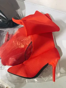 Detailansicht dieser roten gestrickten Overknee-Stiefel mit hohem Pfennigabsatz
