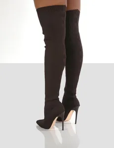 Detailansicht der elastischen Strickstruktur und des hohen Stiletto-Absatzes bei Overknees