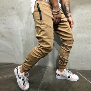 Detalle de los pantalones cargo caqui para hombre con ajuste ceñido y puños elásticos finales