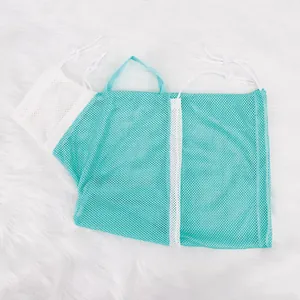 Detalle de una bolsa de malla turquesa para el aseo de gatos, baño y corte de uñas