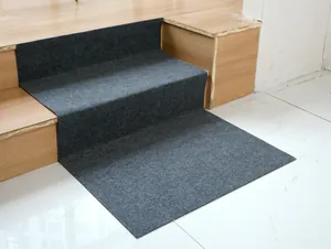 Tappetino tiragraffi autoadesivo grigio scuro applicato su scale in legno per protezione