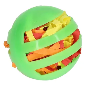 Gedetailleerd zicht op een groene holle vogelspeelgoedbal met kleurrijk versnipperd papier