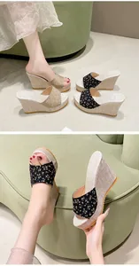 Vue détaillée de mules compensées à fleurs avec semelles plateformes et base antidérapante.