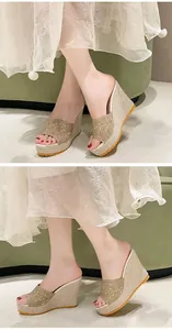 Détail des sandales à plateforme compensée pour femmes avec motifs floraux et bout ouvert d'été