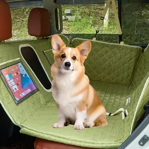 Corgi assis sur une housse de siège auto imperméable pour animaux avec poche tablette
