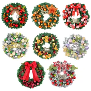 Künstliche Weihnachtskränze Set mit roten Beeren und farbenfrohem Schmuck für die Türdeko